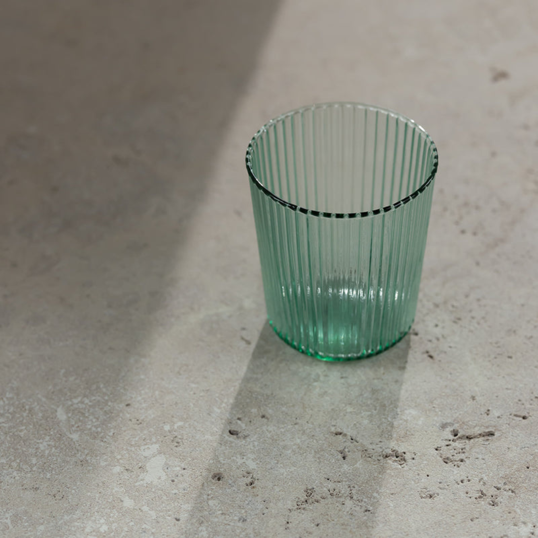 Groen ribbelglas op een lichte ondergrond - Deuxamis