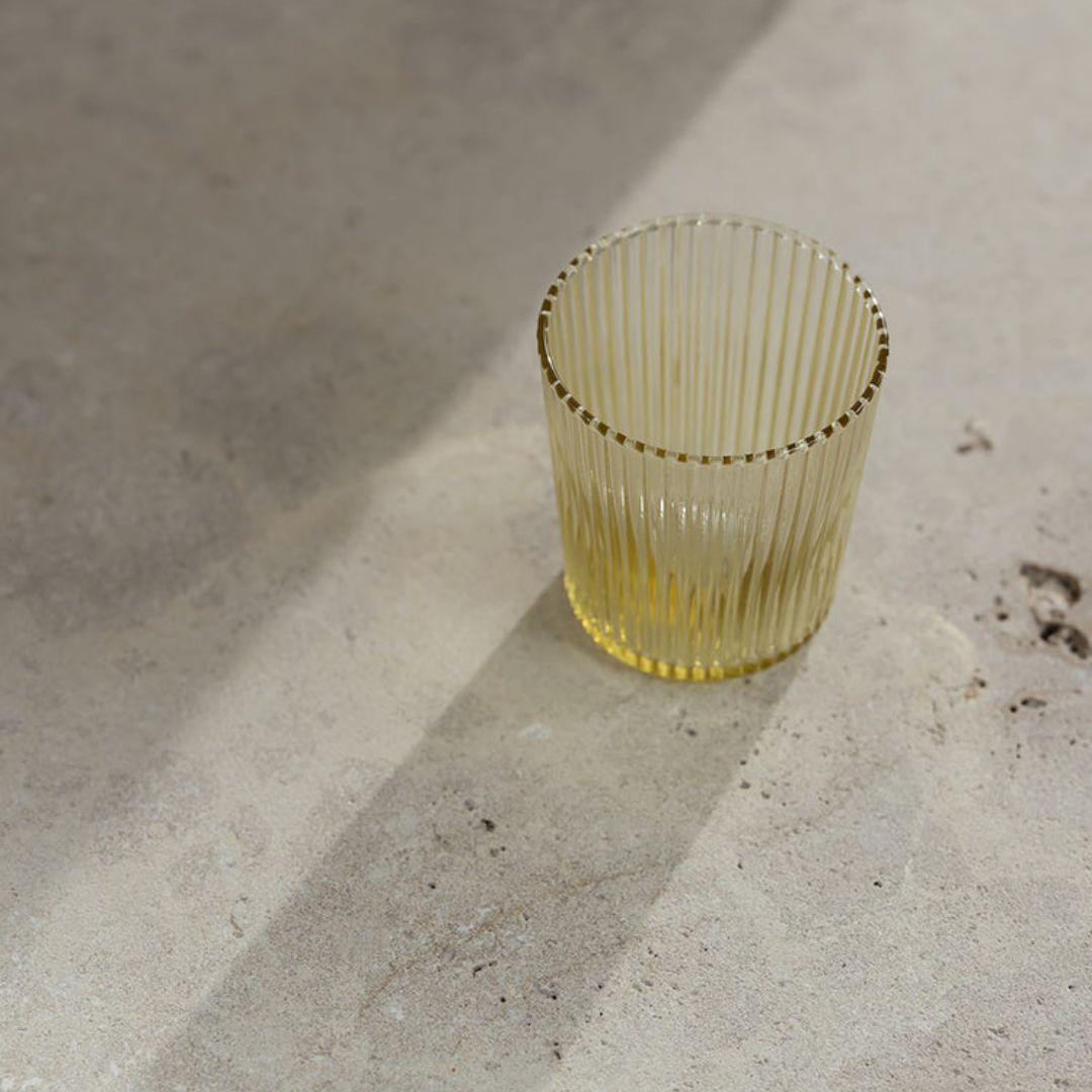 Ribbelglas in gele tint op oppervlak - Deuxamis