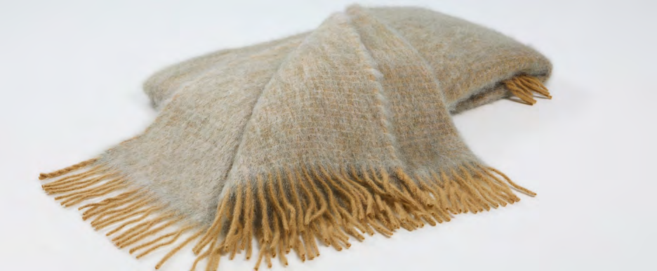 Mantas Ezcaray Diana mohairplaid D-52 in zandbeige met franjes in oker, 130x200 cm