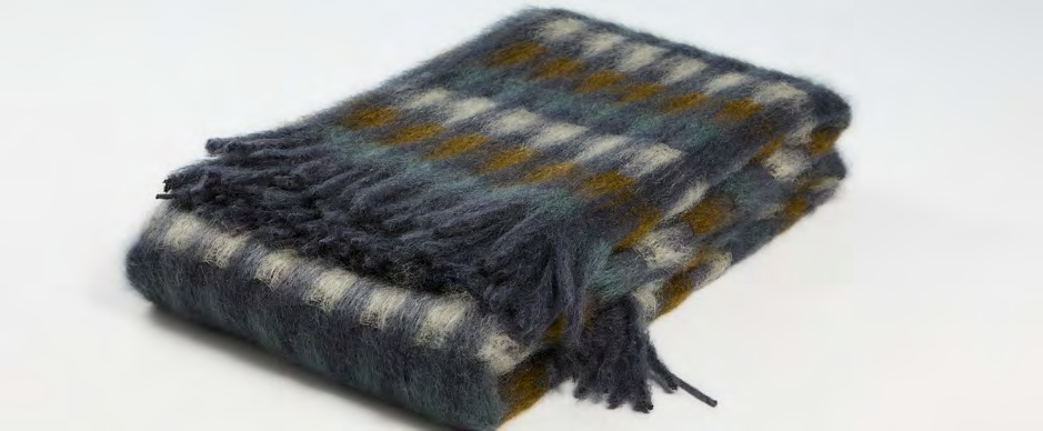 Mantas Ezcaray Mia mohairplaid MI-90 met ruitmotief in inktblauw, petrol, oker en ecru