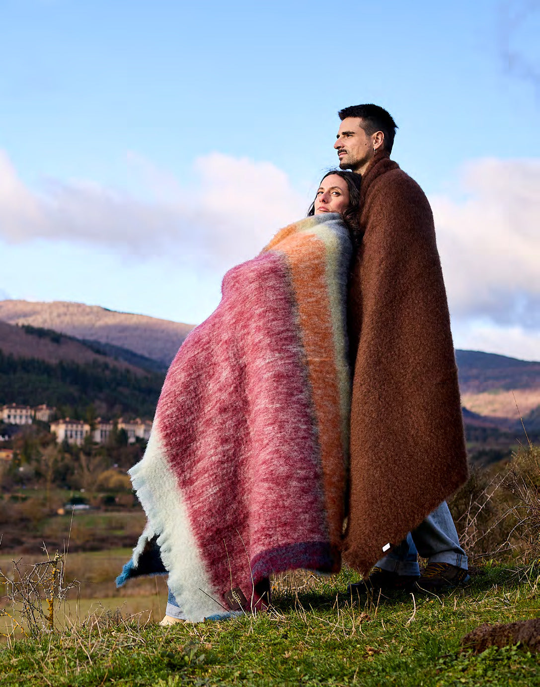 Koppel gehuld in Mantas Ezcaray Rozco mohairplaids in het landschap van La Rioja, Spanje