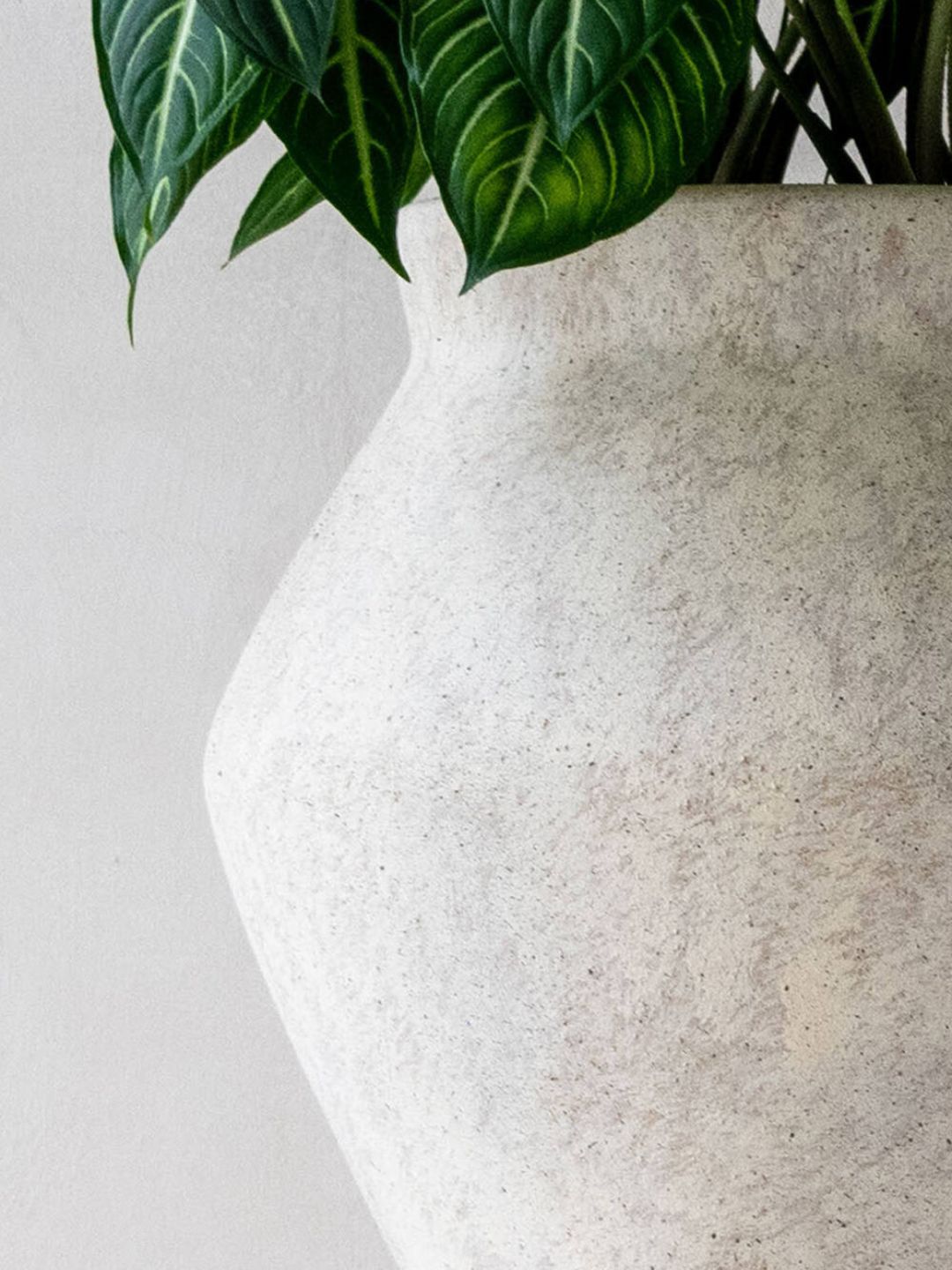 Travertine Beige bloempot met bladeren - Deuxamis